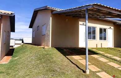 Imagem: A casa possui 2 Dormitórios, 1 Banheiro, 1 Vaga na garagem