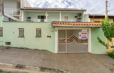 Imagem: A casa possui 3 Dormitórios, 2 Banheiros, 4 Vagas na garagem