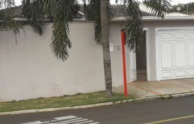 Imagem: A casa possui 3 Dormitórios, 5 Banheiros, 2 Vagas na garagem