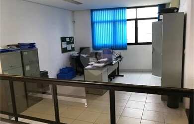 Imagem: O depósito possui 2 Vagas na garagem, 300m² de Área e está