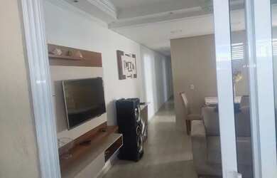 Imagem: A casa possui 3 Dormitórios, 2 Banheiros, 2 Vagas na garagem