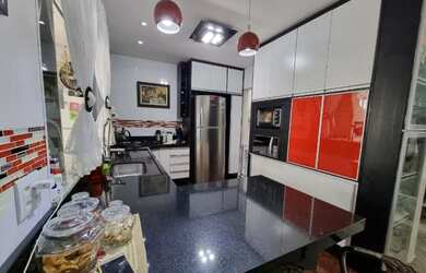 Imagem: A casa possui 3 Dormitórios, 4 Banheiros, 2 Vagas na garagem