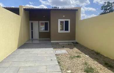 Imagem: A casa possui 3 Dormitórios, 2 Banheiros, 2 Vagas na garagem