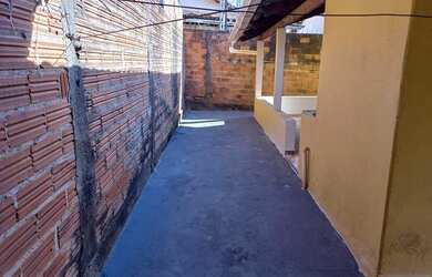 Imagem: A casa possui 2 Dormitórios, 1 Banheiro, 3 Vagas na garagem