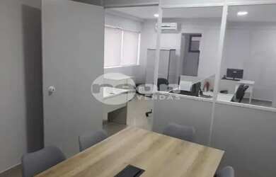 Imagem: O depósito possui 2 Vagas na garagem, 40m² de Área e está