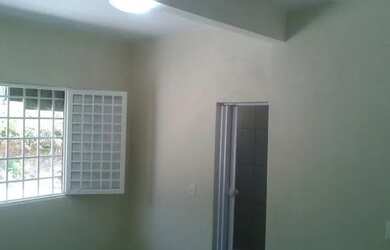 Imagem: A casa possui 1 Dormitório, 1 Banheiro, 1 Vaga na garagem e