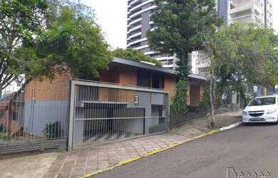 Imagem: A casa possui 3 Banheiros, 2 Vagas na garagem, 426m² de Área