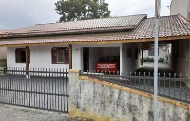 Imagem: A casa possui 2 Dormitórios, 1 Banheiro, 3 Vagas na garagem