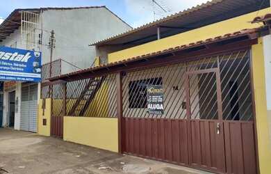 Imagem: A casa possui 5 Dormitórios, 3 Banheiros, 2 Vagas na garagem