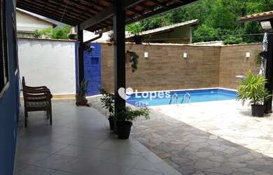 Imagem: A casa possui 3 Dormitórios, 4 Banheiros, 2 Vagas na garagem