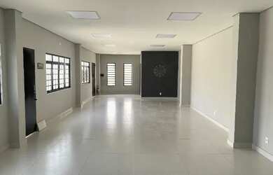 Imagem: O depósito possui 1 Vaga na garagem e 102m² de Área e está