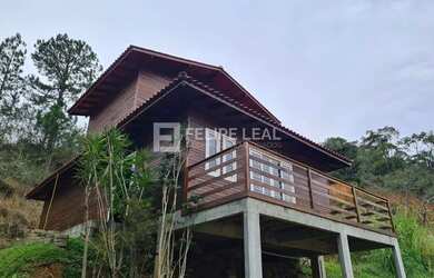 Imagem: A casa possui 3 Dormitórios, 2 Banheiros, 4 Vagas na garagem