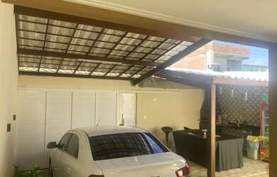 Imagem: A casa possui 3 Dormitórios, 2 Banheiros, 1 Vaga na garagem