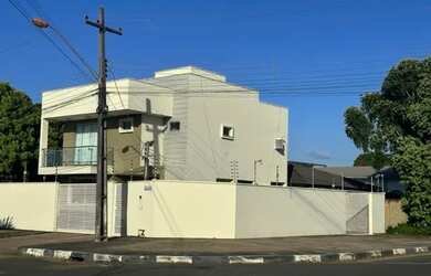 Imagem: A casa possui 3 Dormitórios, 3 Banheiros, 2 Vagas na garagem