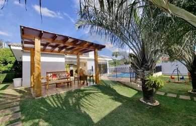 Imagem: A casa em condomínio possui 4 Dormitórios, 5 Banheiros, 4