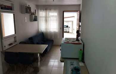 Imagem: A casa possui 2 Dormitórios, 1 Banheiro, 2 Vagas na garagem