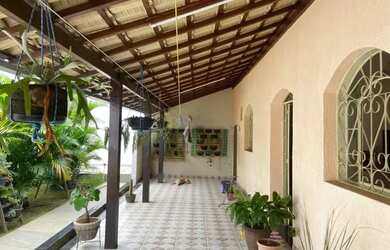 Imagem: A casa possui 3 Dormitórios, 2 Banheiros, 2 Vagas na garagem