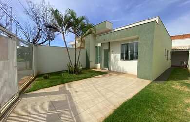 Imagem: A casa possui 3 Dormitórios, 2 Banheiros, 2 Vagas na garagem