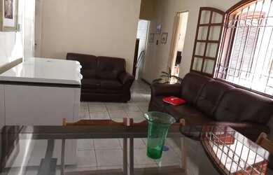 Imagem: A casa possui 4 Dormitórios, 3 Banheiros, 2 Vagas na garagem