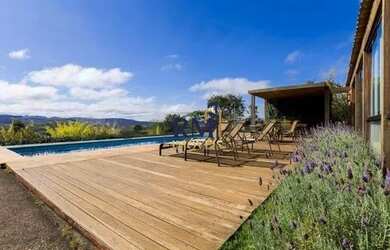 Imagem: A casa em condomínio possui 5 Dormitórios, 5 Banheiros, 4