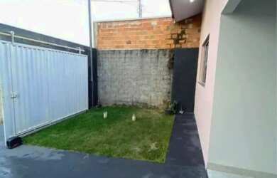 Imagem: A casa possui 3 Dormitórios, 2 Banheiros, 2 Vagas na garagem