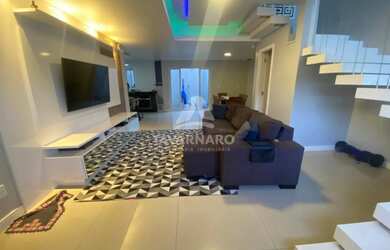 Imagem: A casa possui 3 Dormitórios, 2 Banheiros, 2 Vagas na garagem