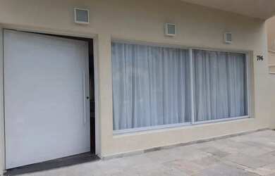 Imagem: A casa em condomínio para alugar possui 5 Dormitórios, 5 Banheiros