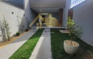 Imagem: A casa possui 3 Dormitórios, 1 Banheiro, 2 Vagas na garagem