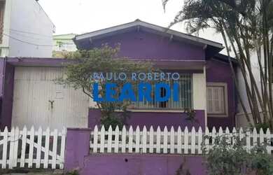 Imagem: A casa possui 3 Dormitórios, 2 Banheiros, 3 Vagas na garagem