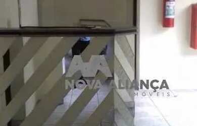 Imagem: O depósito possui 2 Vagas na garagem, 430m² de Área e está