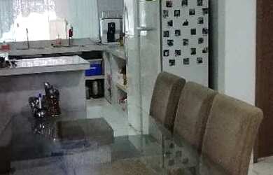 Imagem: A casa possui 2 Dormitórios, 2 Banheiros, 2 Vagas na garagem