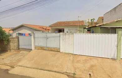 Imagem: A casa possui 1 Dormitório, 1 Banheiro, 300m² de Área e