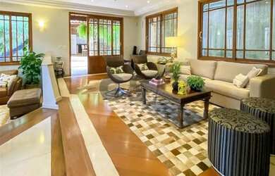 Imagem: A casa possui 4 Dormitórios, 5 Banheiros, 4 Vagas na garagem