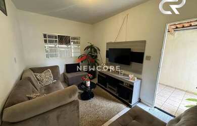 Imagem: A casa possui 3 Dormitórios, 2 Banheiros, 4 Vagas na garagem