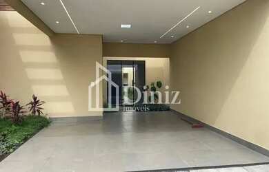 Imagem: A casa possui 3 Dormitórios, 2 Banheiros, 2 Vagas na garagem