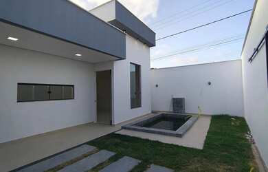 Imagem: A casa possui 3 Dormitórios, 2 Banheiros, 2 Vagas na garagem