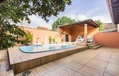 Imagem: A casa possui 3 Dormitórios, 3 Banheiros, 2 Vagas na garagem