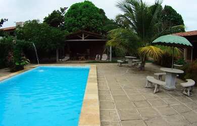 Imagem: A casa possui 3 Dormitórios, Acomodam 8 pessoas, 4 Vagas na