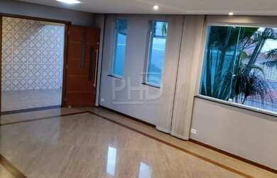 Imagem: A casa possui 4 Dormitórios, 4 Banheiros, 4 Vagas na garagem