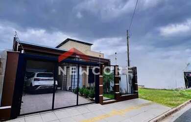 Imagem: A casa possui 2 Dormitórios, 2 Banheiros, 2 Vagas na garagem