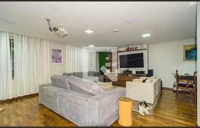 Imagem: A casa possui 3 Dormitórios, 4 Banheiros, 5 Vagas na garagem