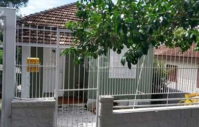 Imagem: A casa possui 3 Dormitórios, 1 Banheiro, 2 Vagas na garagem