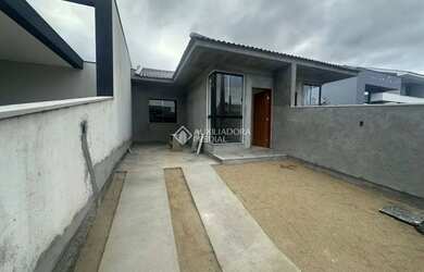 Imagem: A casa possui 2 Dormitórios, 1 Banheiro, 2 Vagas na garagem