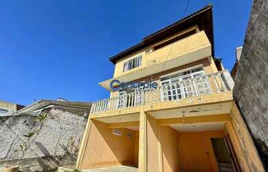 Imagem: A casa possui 4 Dormitórios, 5 Banheiros, 2 Vagas na garagem