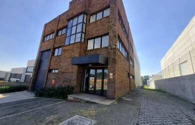 Imagem: O depósito possui 5 Vagas na garagem, 1.300m² de Área e