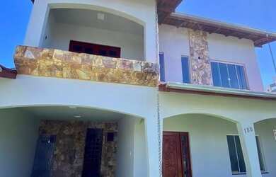 Imagem: A casa possui 4 Dormitórios, 3 Banheiros, 2 Vagas na garagem