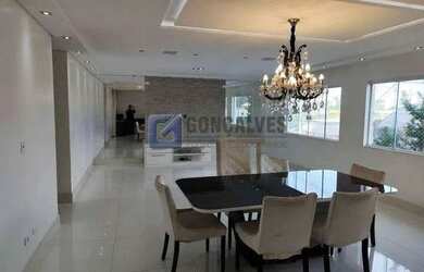 Imagem: A casa possui 3 Dormitórios, 4 Banheiros, 5 Vagas na garagem