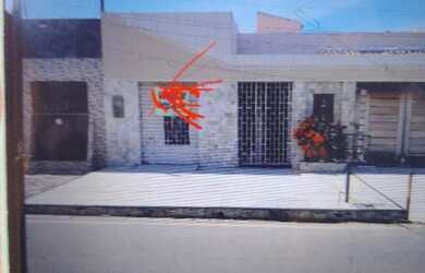 Imagem: A casa à venda possui 3 Dormitórios e 2 Banheiros e está