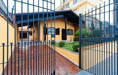 Imagem: A casa possui 3 Dormitórios, 3 Banheiros, 5 Vagas na garagem