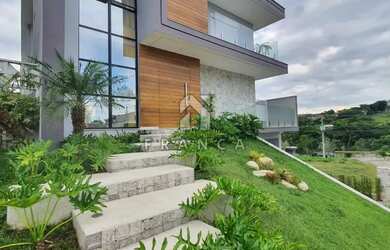 Imagem: A casa em condomínio possui 4 Dormitórios, 5 Banheiros, 5